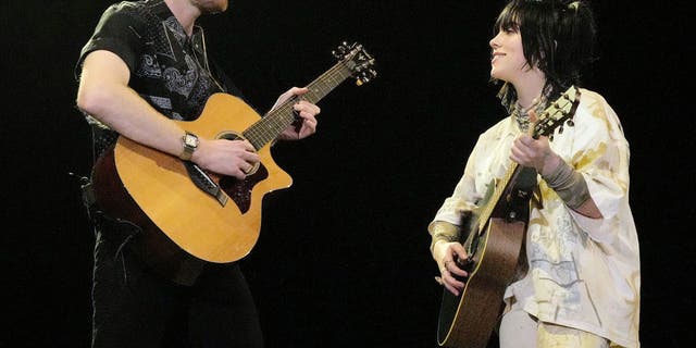 Finneas e Billie Eilish si esibiscono sul palco del Coachella Theatre durante il Coachella Valley Music and Arts Festival 2022 ad aprile.