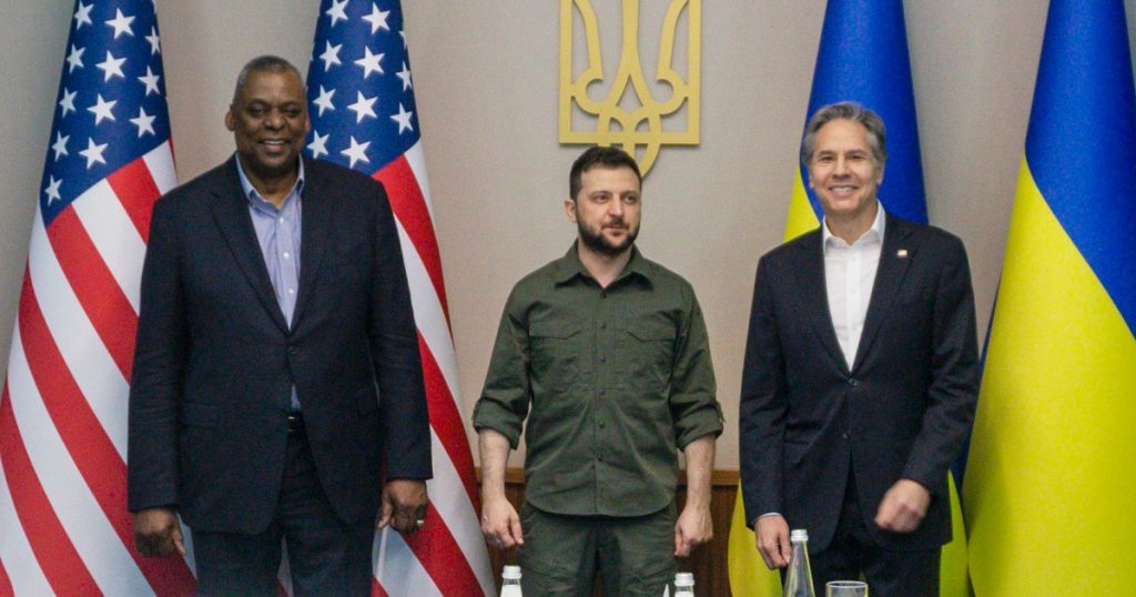 Blinken e Austin promettono un nuovo sostegno diplomatico e militare all'Ucraina in visita segreta a Kiev