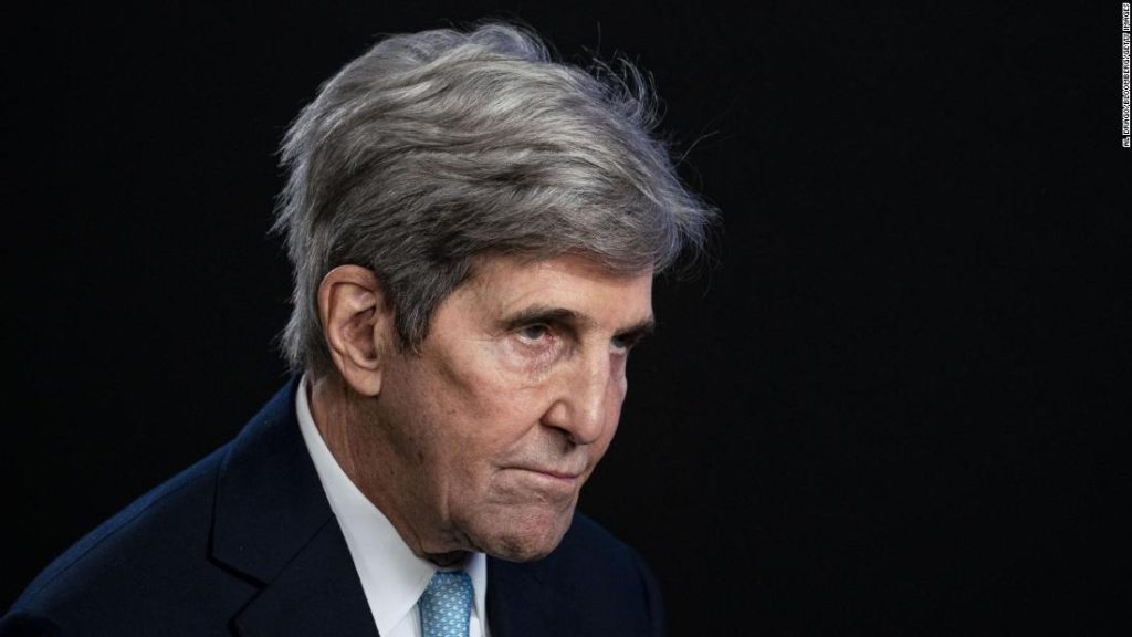 John Kerry sta cercando di convincere il mondo a impegnarsi nell'azione per il clima.  La guerra russa ha reso tutto più difficile
