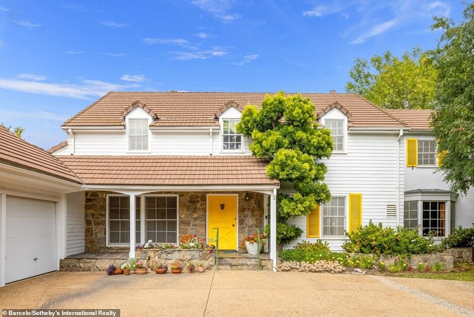 In vendita: la casa di Betty White nel quartiere di Brentwood a Los Angeles è stata affittata per 10,575 milioni di dollari, secondo il Los Angeles Times.  È morta a casa a Capodanno 2021, poco più di due settimane prima del suo centesimo compleanno