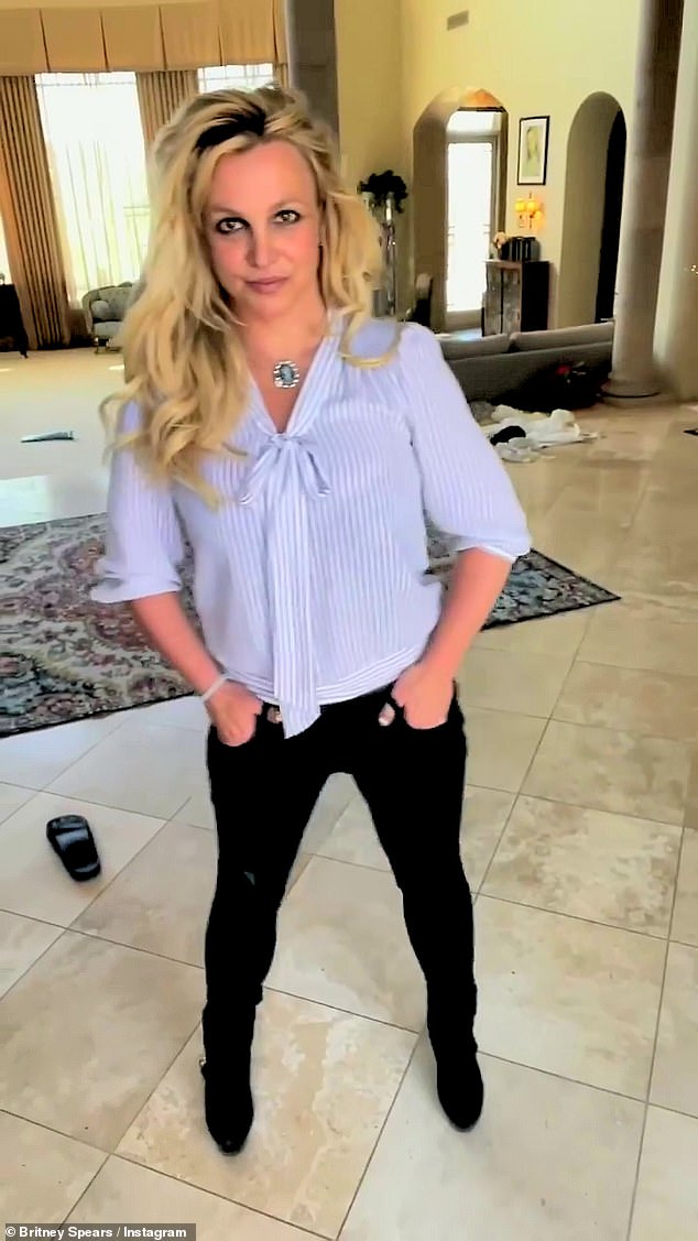 Ultime: Britney Spears, 40 anni, martedì è andata su Instagram per visualizzare le pagine d'arte di un libro che ha acquisito mentre era in Messico e ha commentato la sua battaglia in corso con la sua famiglia.  È stata vista all'inizio di questa settimana in un'istantanea su Instagram dalla sua casa nel sud della California