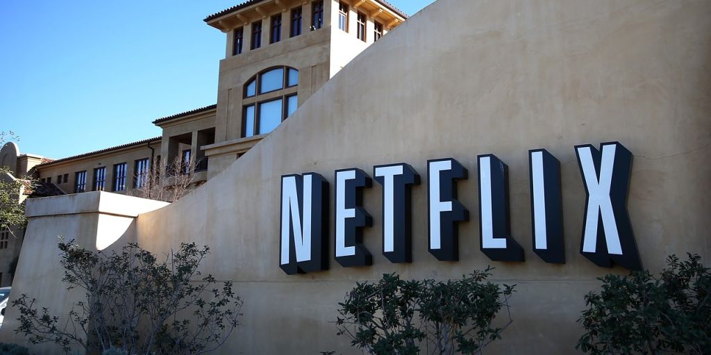 Dovresti comprare o vendere azioni Netflix?  Cosa considerare ora.