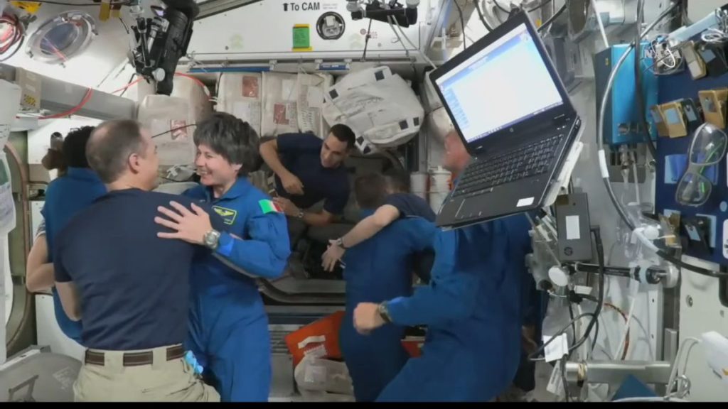 Gli astronauti dell'Equipaggio-4 di SpaceX si rallegrano per il volo "fantastico" della stazione spaziale