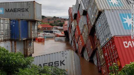 I container di spedizione sono caduti sotto la pioggia battente e il vento a Durban.