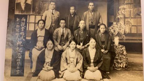 La foto mostra Ken Tanaka, 32 anni nel 1935, al centro della prima fila.