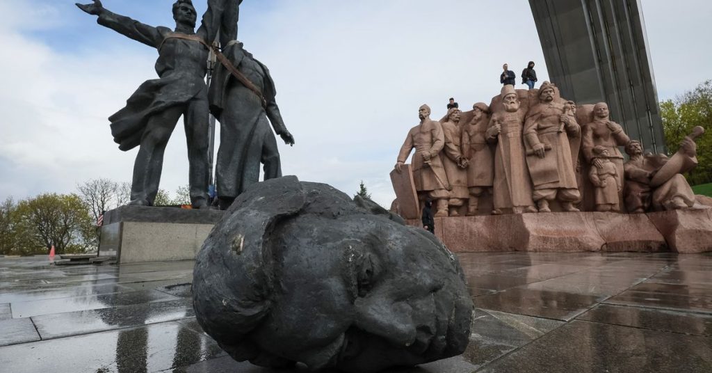 Kiev demolisce un monumento di epoca sovietica che simboleggia l'amicizia russo-ucraina