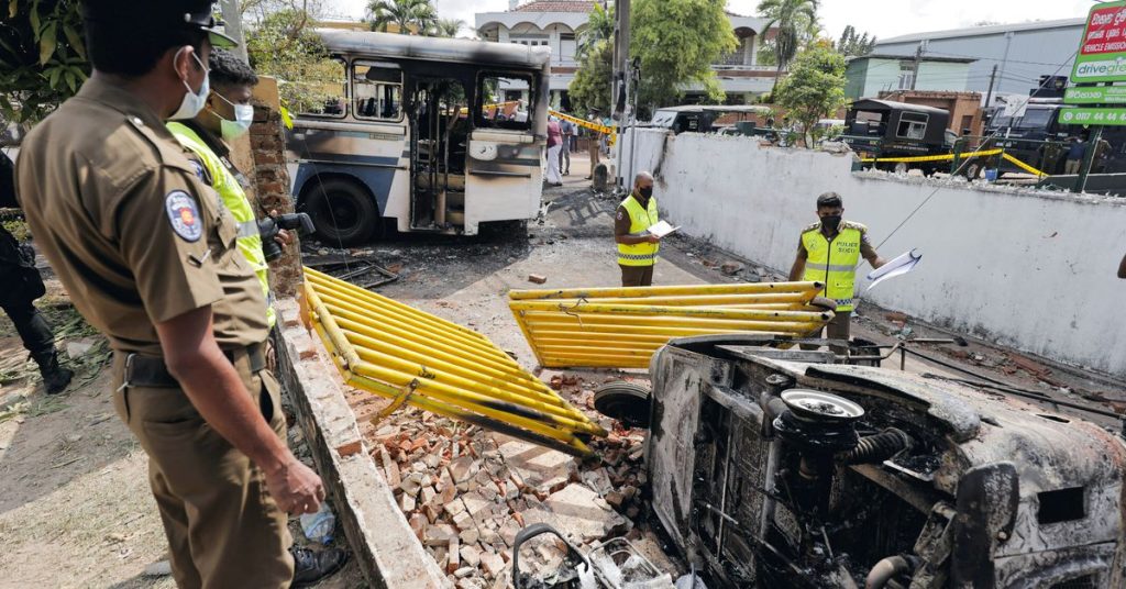 Lo Sri Lanka impone il coprifuoco dopo che il presidente ha dichiarato lo stato di emergenza