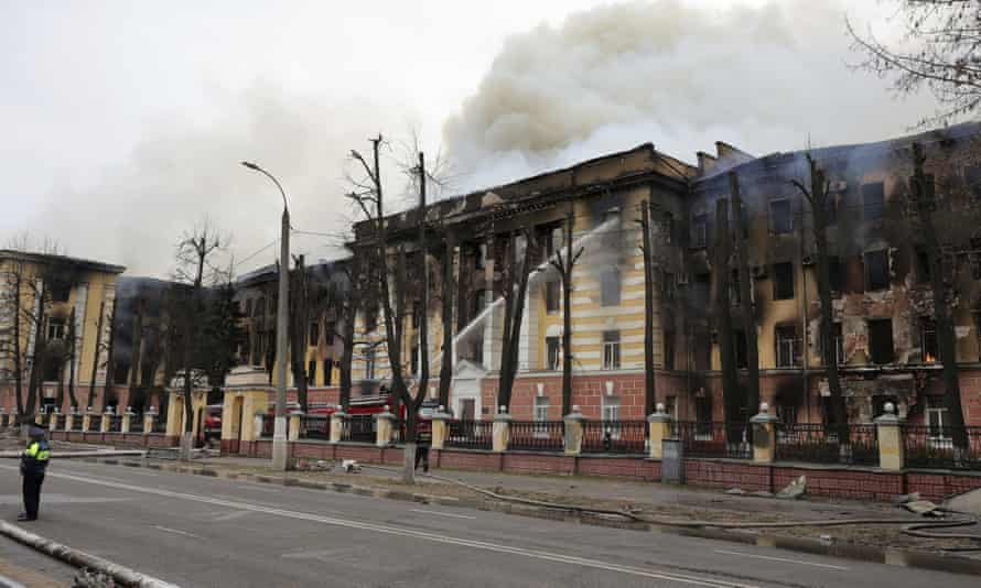 I vigili del fuoco abbassano la manichetta nell'edificio in fiamme dell'Istituto centrale di ricerca delle forze di difesa aerea nella città russa di Tver.
