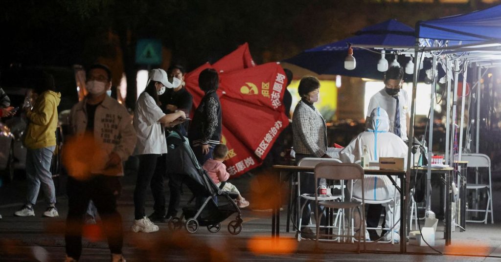 Shanghai ha eretto una recinzione attorno alle aree colpite dal Corona virus, che ha portato a nuove proteste