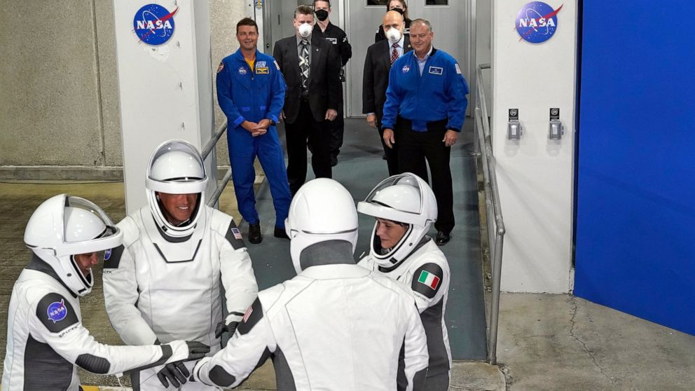 SpaceX ha lanciato 4 astronauti della NASA dopo un volo privato