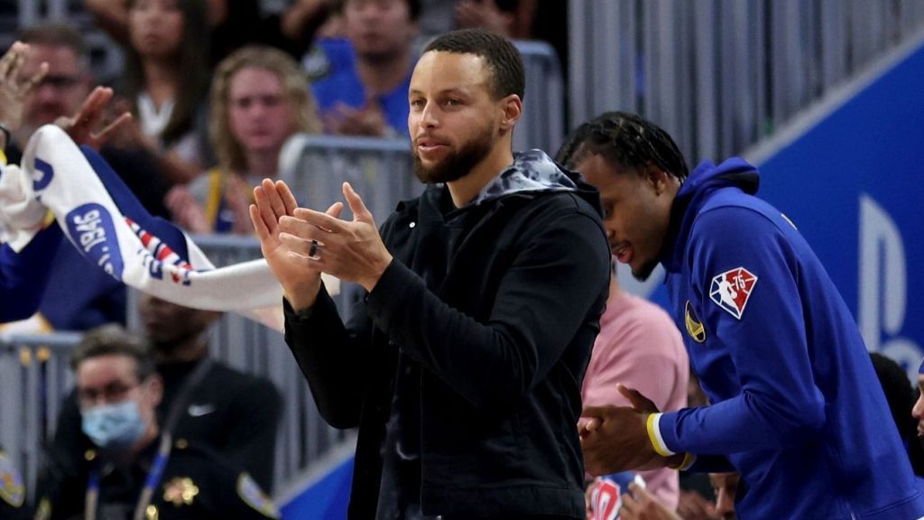 Stephen Curry (a piedi) potrebbe tornare ad allenarsi per i Golden State Warriors questa settimana