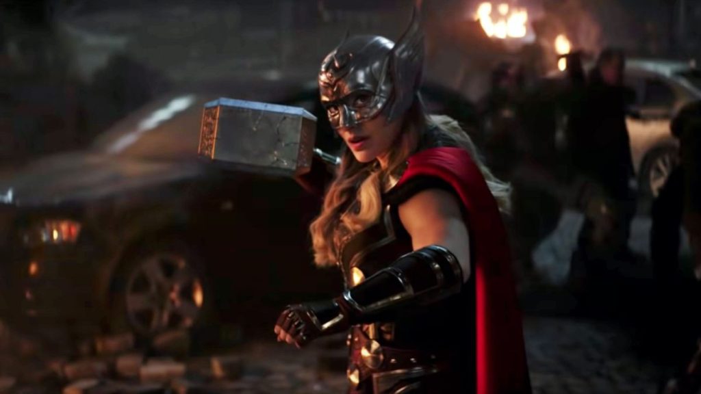Thor: Love and Thunder presenta Jane Foster di Natalie Portman che raccoglie il martelletto