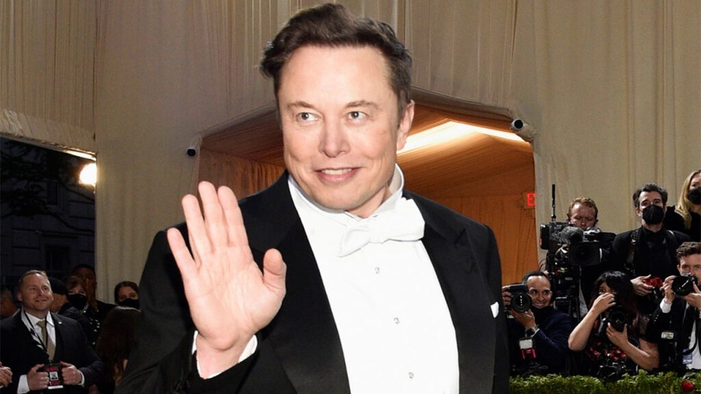 Elon Musk sfida i miliardari, finanzia gruppi che attaccano il suo acquisto su Twitter