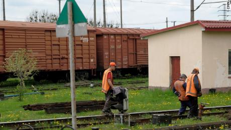 I ferrovieri riparano parte della ferrovia che collega Leopoli alla Polonia.
