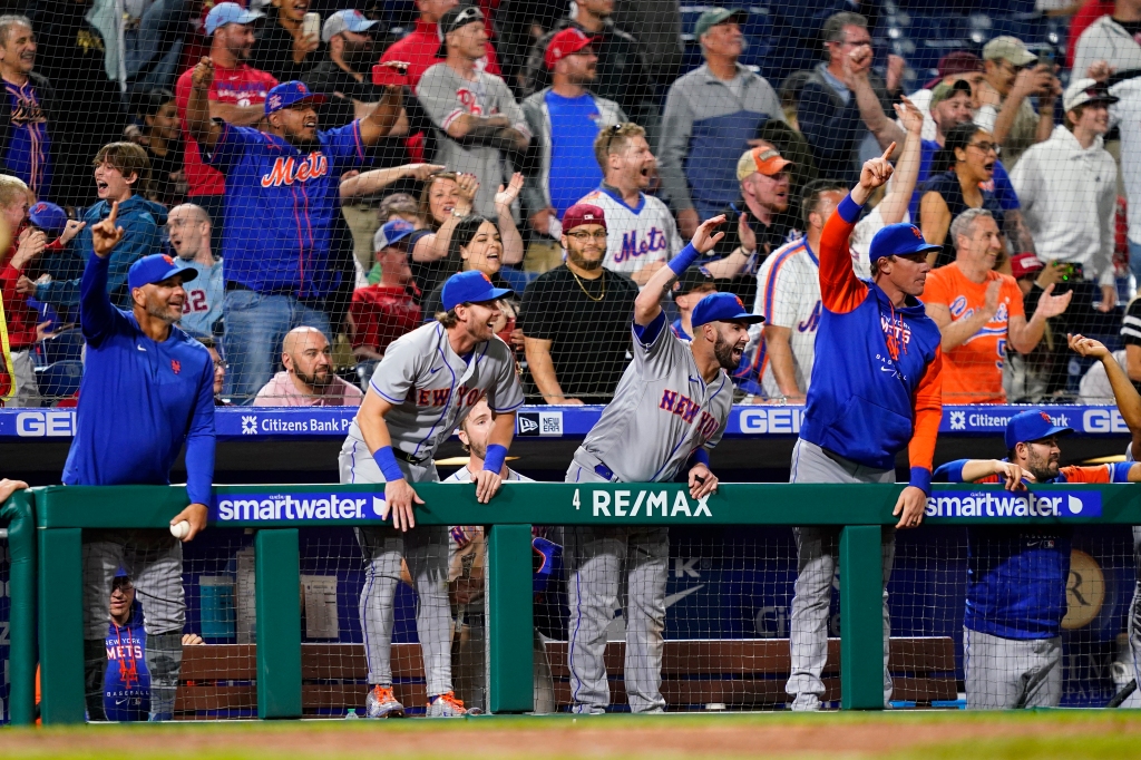 I Mets festeggiano in panchina durante il loro nono inning rally.