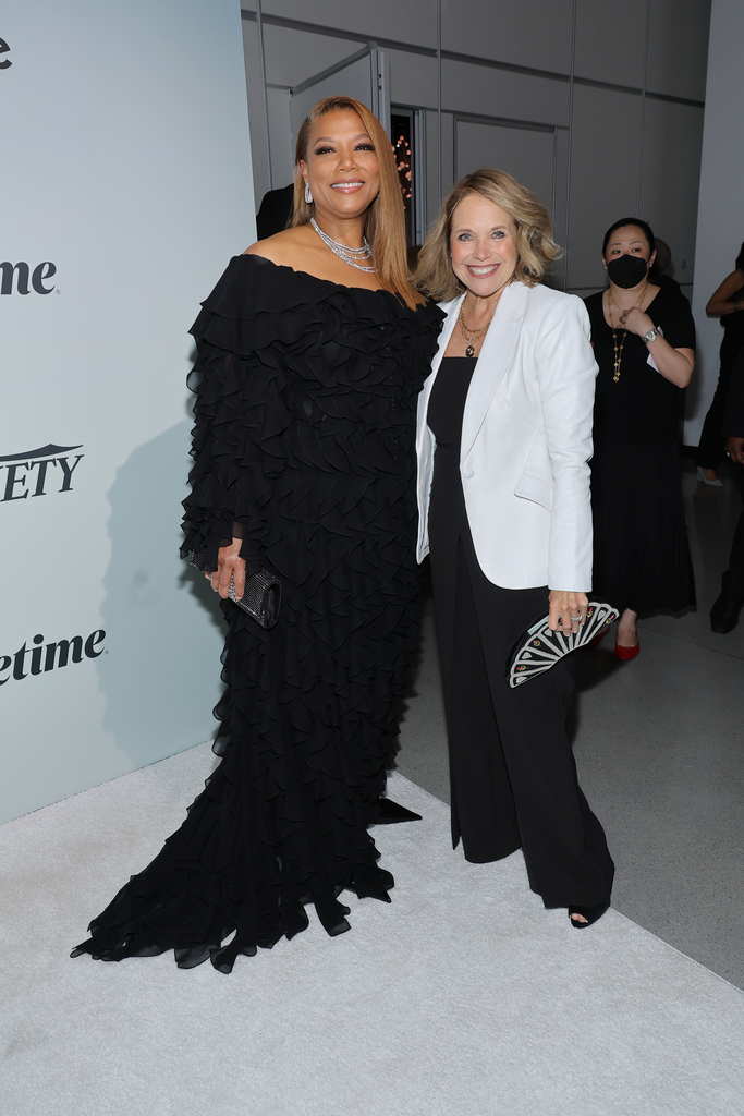 NEW YORK, NY - 5 maggio: Queen Latifah e Katie Couric partecipano all'evento Variety's 2022 Power of Women: New York presentato da Lifetime alla Glasshouse il 5 maggio 2022 a New York City.  (Foto di Mike Coppola/Getty Images per Variety)