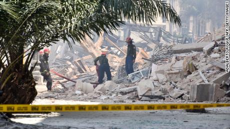 I soccorritori rastrellano le macerie per i sopravvissuti all'esplosione dell'hotel Saratoga all'Avana venerdì.