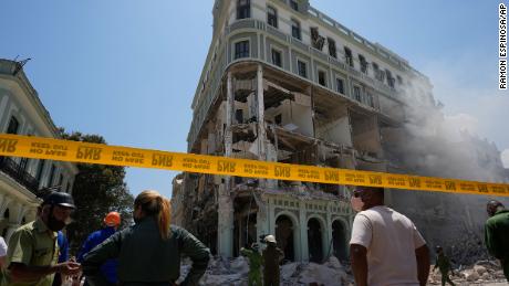 Havana Saratoga Hotel, visto per gravi danni dopo l'esplosione di venerdì.