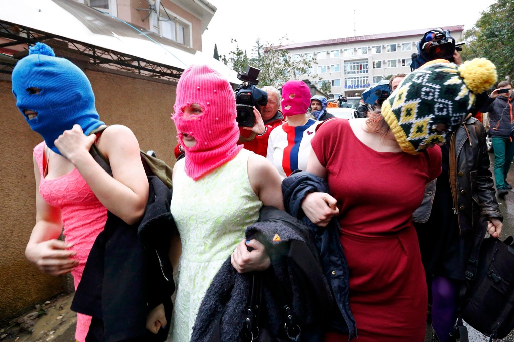 Membri mascherati della troupe di protesta delle Pussy Riot lasciano una stazione di polizia ad Adler durante le Olimpiadi invernali di Sochi 2014, 18 febbraio 2014.