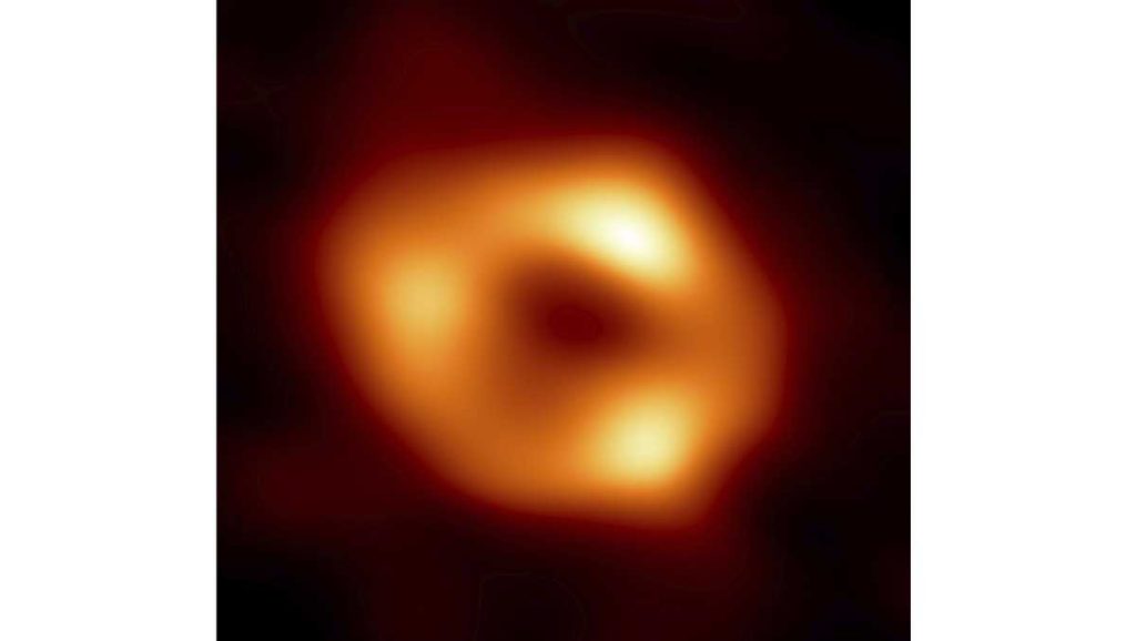 Gli astronomi, compresi i ricercatori dell'Università di Harvard, hanno catturato la prima immagine del buco nero supermassiccio della Via Lattea.