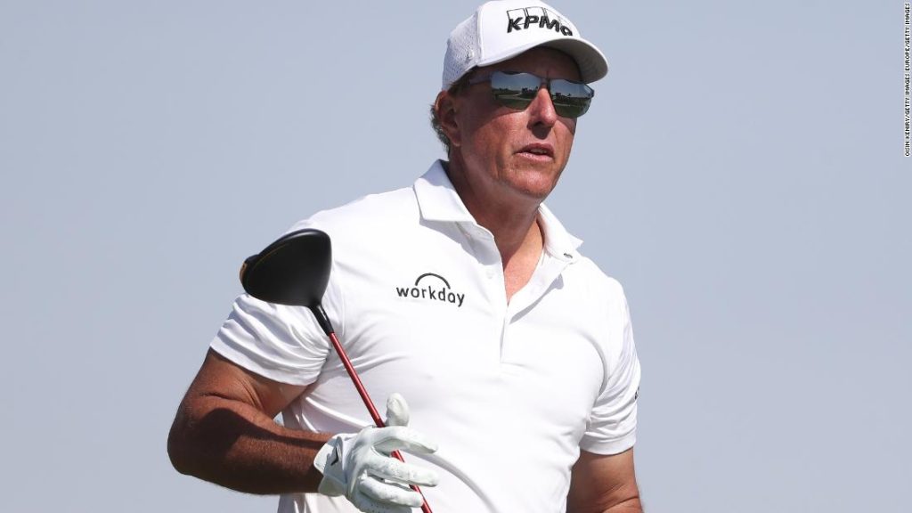 Il campione in carica Phil Mickelson si ritira dal campionato PGA