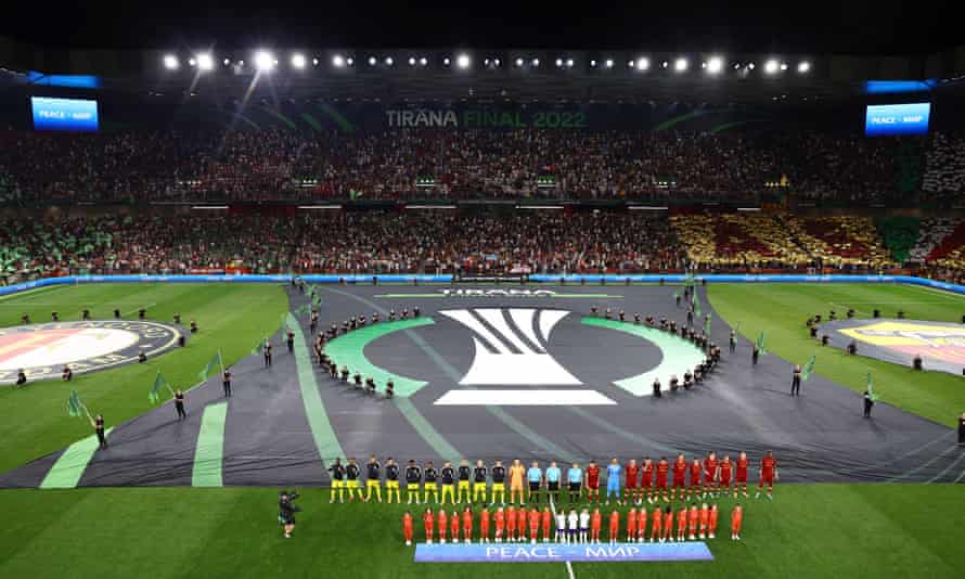 I giocatori di Roma e Feyenoord si allineano con gli ufficiali di gara prima del calcio d'inizio.