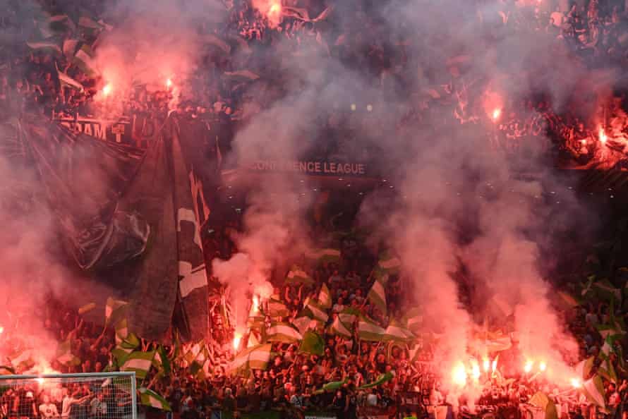 I tifosi del Feyenoord accendono le fiaccole durante la finale di Europa League contro la Roma.
