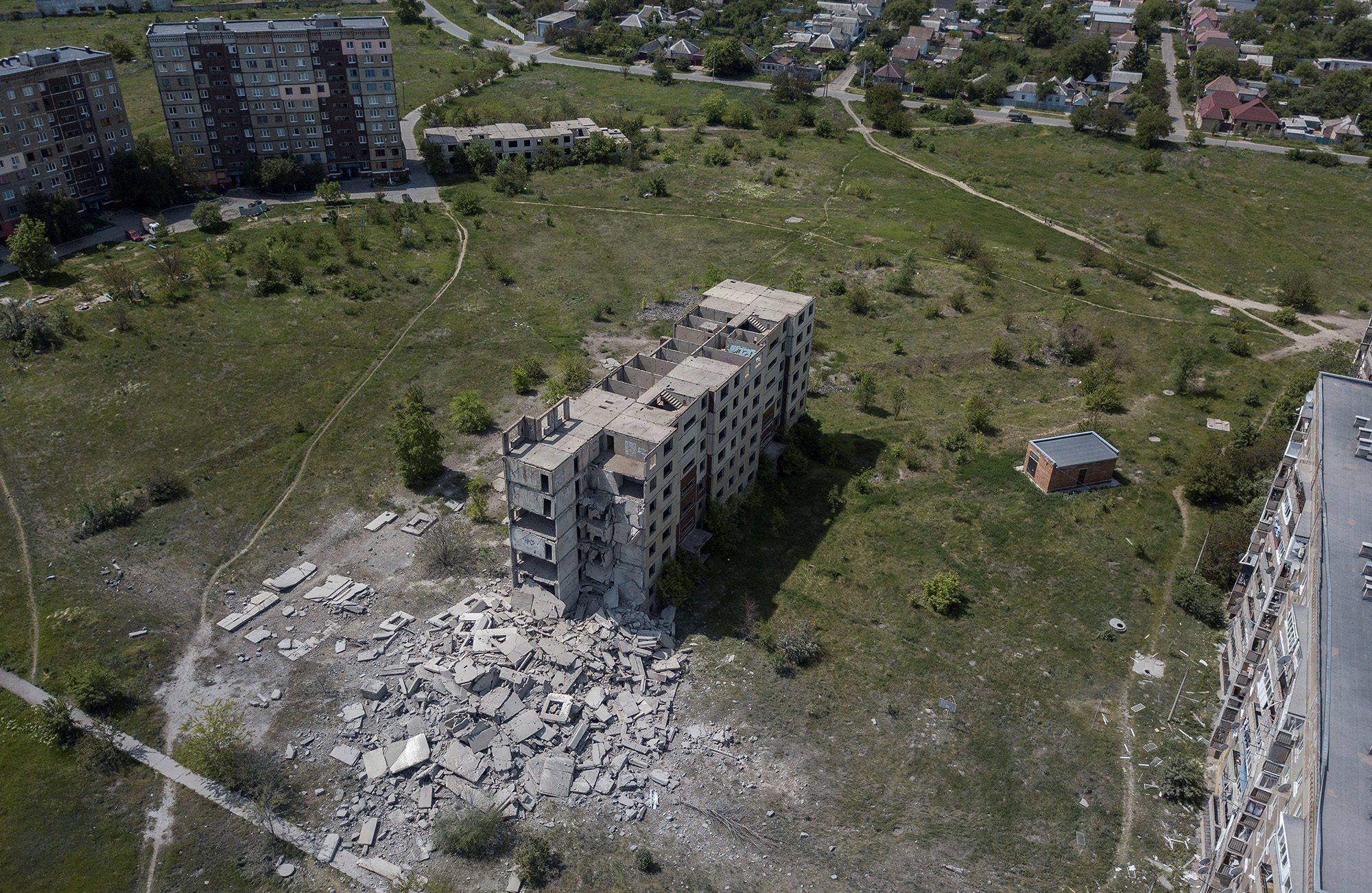 Un edificio danneggiato da un attacco missilistico nella città di Kramatorsk, nella regione di Donetsk, in Ucraina, il 26 maggio.