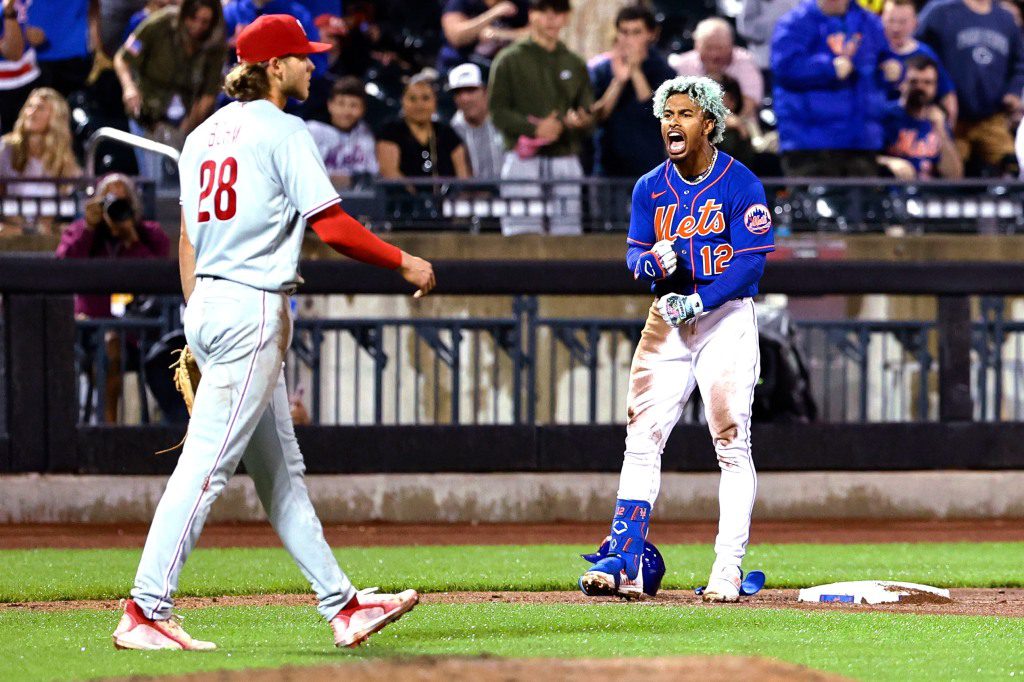Francisco Lindor festeggia dopo aver segnato una tripletta nel quinto inning della vittoria dei Mets sui Pheles.