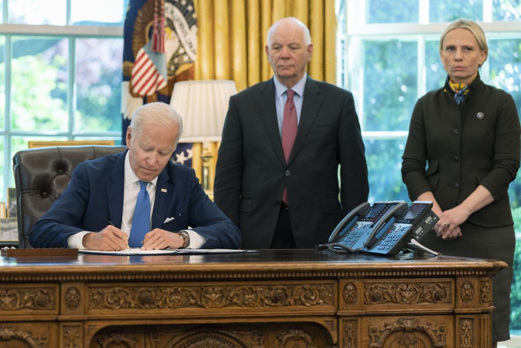 Biden firma il disegno di legge dell'Ucraina e chiede aiuti per 40 miliardi di dollari nella risposta di Putin
