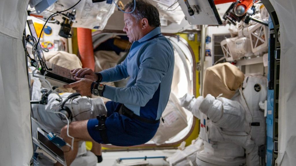 I miliardari sulla Stazione Spaziale Internazionale non si aspettavano di lavorare sodo