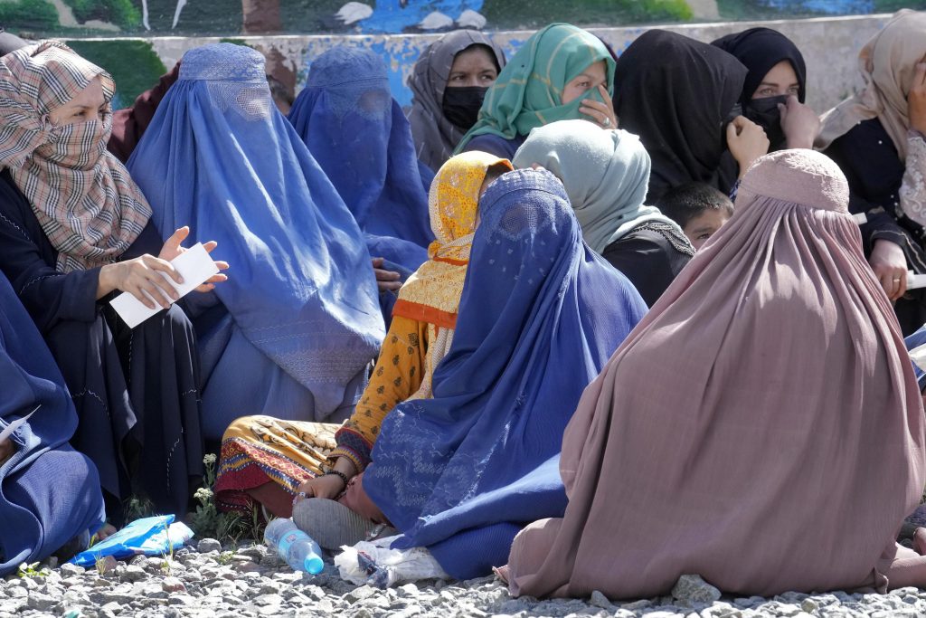 I talebani afgani ordinano alle donne di coprirsi dalla testa ai piedi
