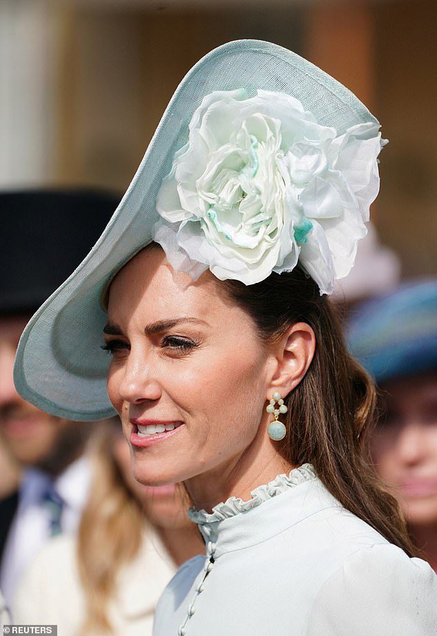 Kate Middleton è stata fotografata mentre indossava un paio di orecchini pendenti color acquamarina da £ 140 a una festa in giardino a Buckingham Palace ieri (nella foto)