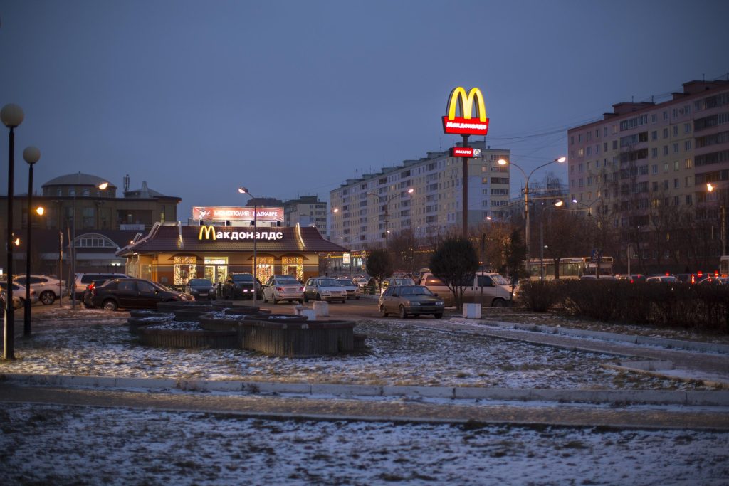 McDonald's per vendere la sua attività in Russia, cercando di mantenere i lavoratori