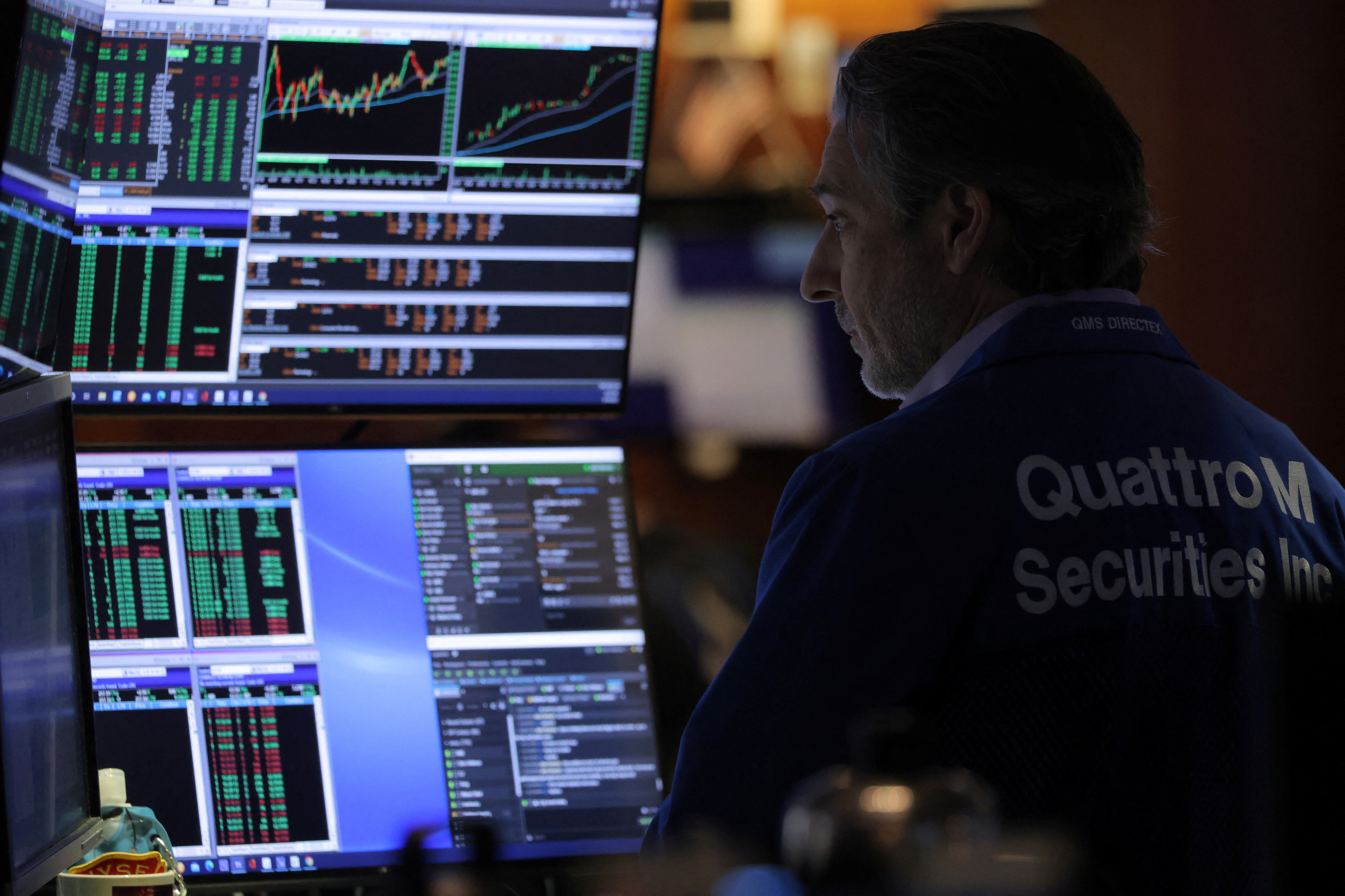 Un trader lavora al trading floor della Borsa di New York (NYSE) a Manhattan, New York City