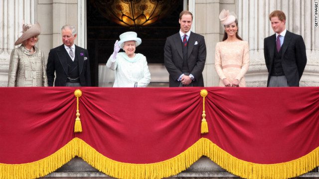 La famiglia reale britannica saluta la folla da Buckingham Palace durante le celebrazioni del Giubileo di diamante nel 2012.