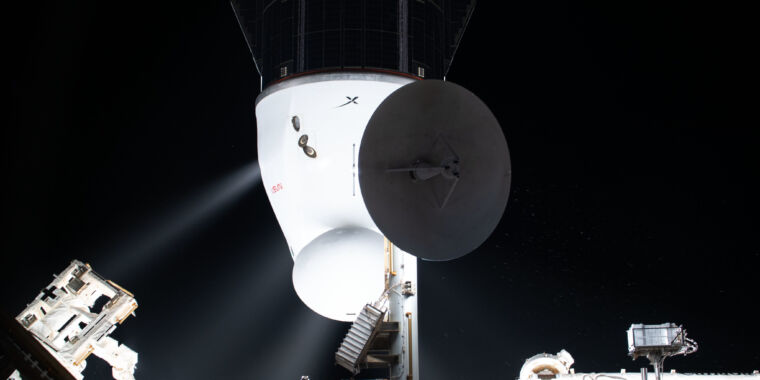 La NASA e SpaceX interrompono il lancio di Dragon per studiare il problema dell'idrazina