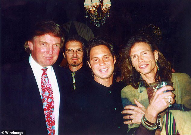 Jason Bean (il secondo da destra) nella foto con Donald Trump e la rock star Stephen Tyler nel 2008