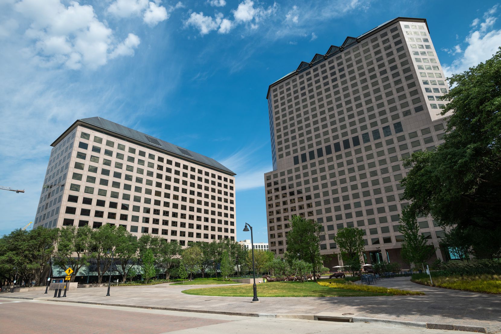 Gli uffici della Caterpillar Corporation, a sinistra, si trovano in Williams Square a Irving.