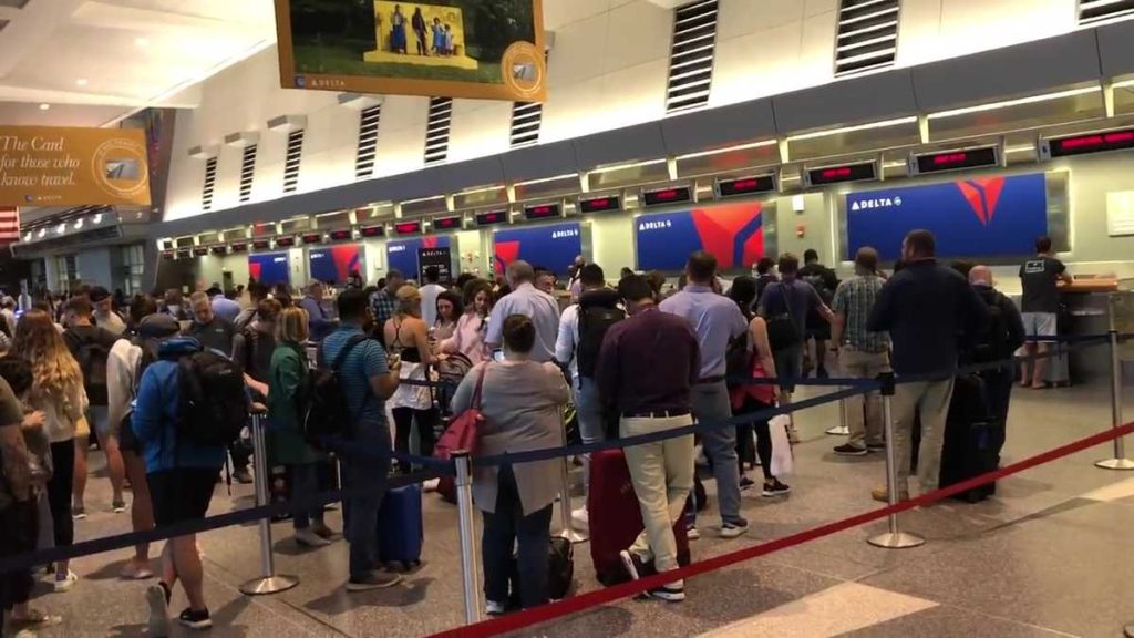 Il maltempo ha creato un incubo di viaggio all'aeroporto di Boston Logan