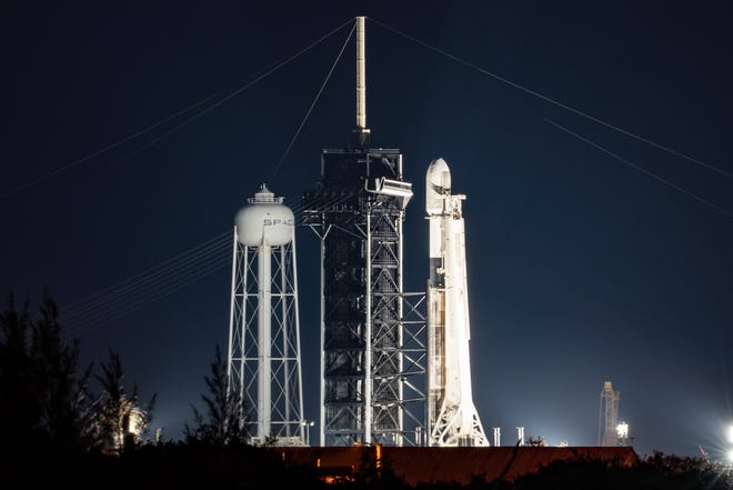 Mercoledì 18 maggio 2022 un razzo SpaceX Falcon 9 è sulla piattaforma 39A del Kennedy Space Center insieme al 48° lotto di satelliti Internet Starlink dell'azienda.