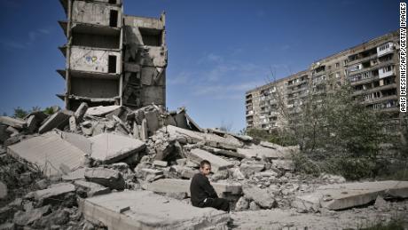 Un ragazzo siede sulle rovine di un edificio ferito in un raid a Kramatorsk, una città nella regione di Donetsk.