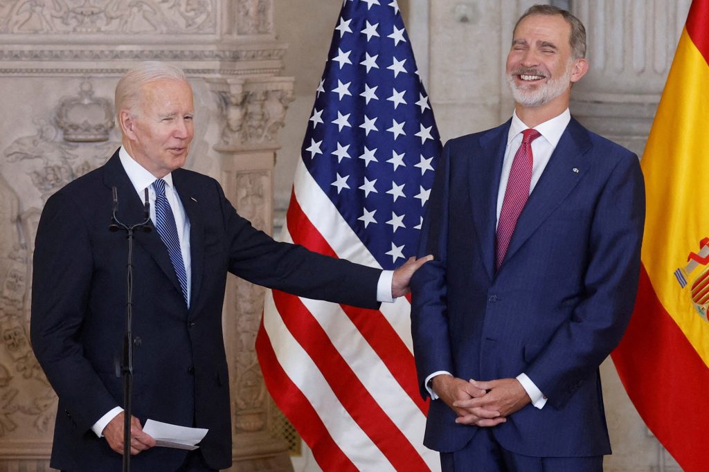 Il re spagnolo Felipe VI ride di un'ovvia battuta del presidente Joe Biden.