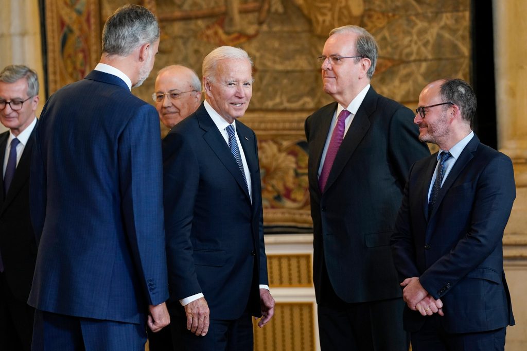 Il presidente Joe Biden incontra il re spagnolo Felipe VI e la delegazione spagnola al Palazzo Reale di Madrid, martedì 28 giugno 2022.
