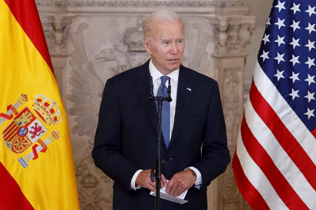 Il presidente degli Stati Uniti Joe Biden parla mentre incontra il re spagnolo Felipe VI al Palazzo Reale prima del vertice della NATO a Madrid, Spagna, 28 giugno 2022.
