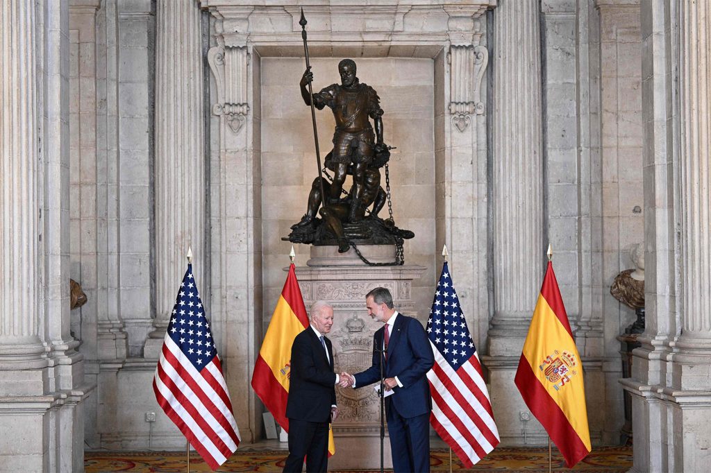 Il re spagnolo Felipe VI riceve il presidente Joe Biden al Palazzo Reale di Madrid, in Spagna.