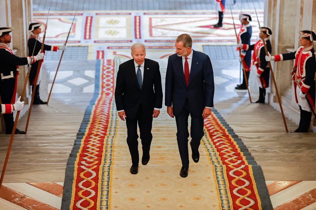 Il presidente degli Stati Uniti Joe Biden, a sinistra, e il re spagnolo Felipe salgono le scale del Palazzo reale di Madrid, in Spagna, martedì 28 giugno 2022. I capi di stato della NATO si incontreranno al vertice della NATO a Madrid da martedì a giovedì.