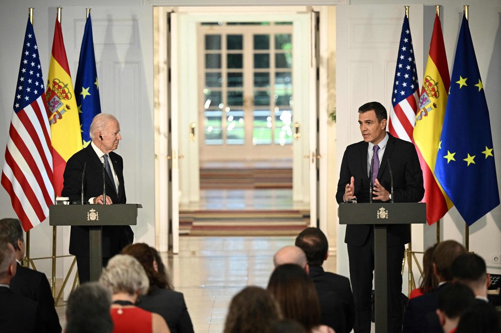 Il presidente degli Stati Uniti Joe Biden (L) e il primo ministro spagnolo Pedro Sanchez tengono una conferenza stampa dopo un incontro al Palazzo La Moncloa di Madrid, a margine del vertice dell'Organizzazione del Trattato del Nord Atlantico (NATO) il 28 giugno 2022.