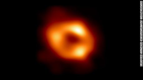 La prima immagine di un buco nero supermassiccio è stata rivelata al centro della Via Lattea.