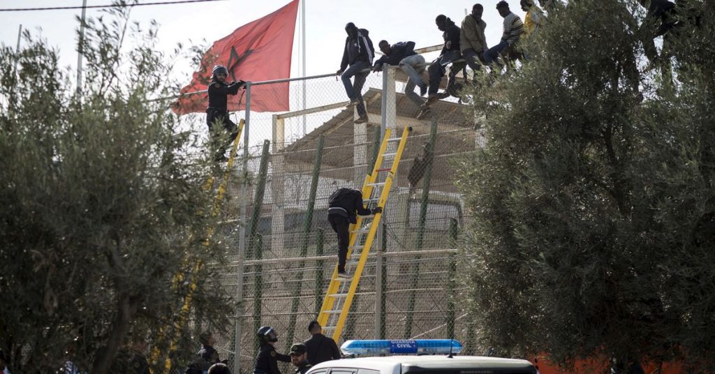 Decine di migranti si sono ammassati alla barriera di confine di Melilla